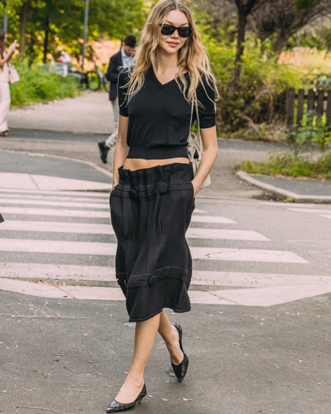 Taille basse + total look noir = le bon mix