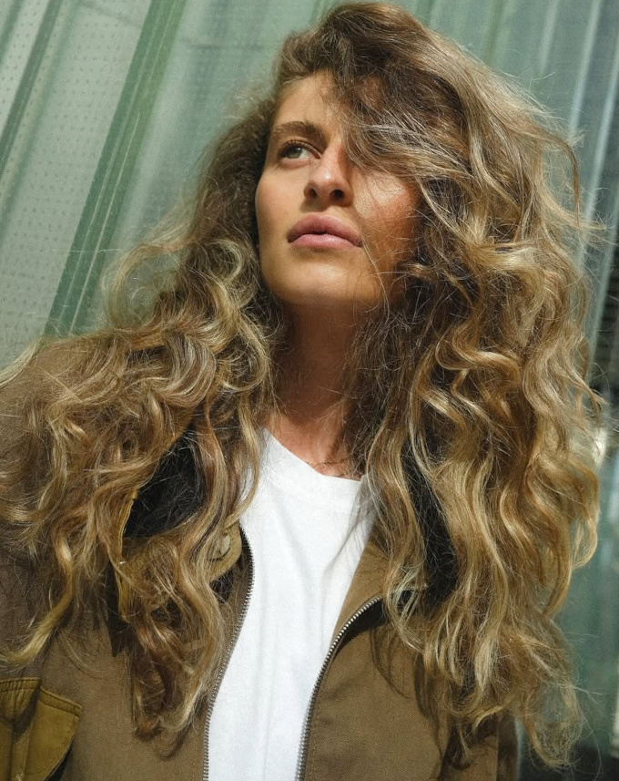 Les cheveux bouclés : le meilleur des accessoires naturels !