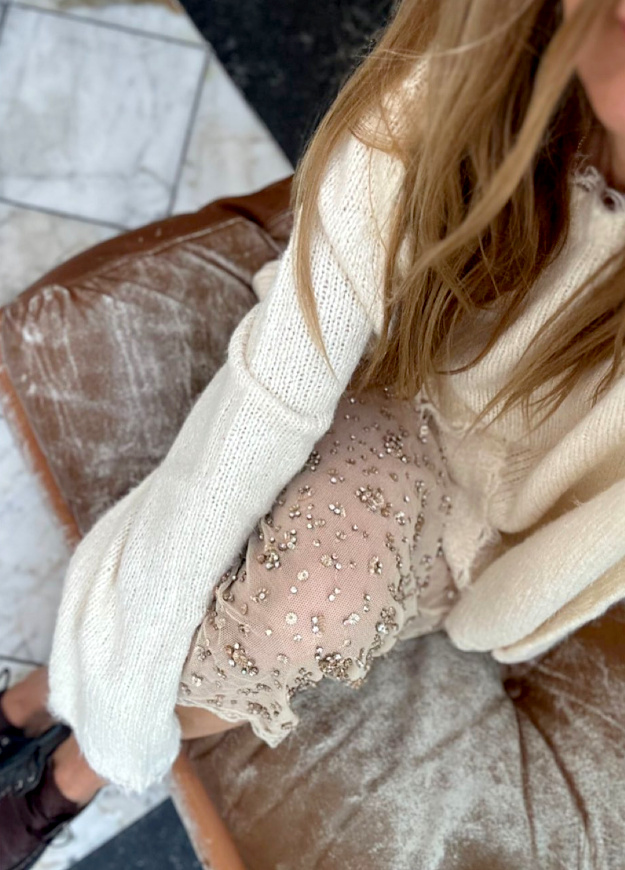 Maille loose + voile brodé = le bon mix
