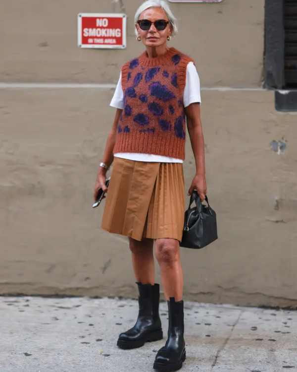 Pull léopard et jupe orange