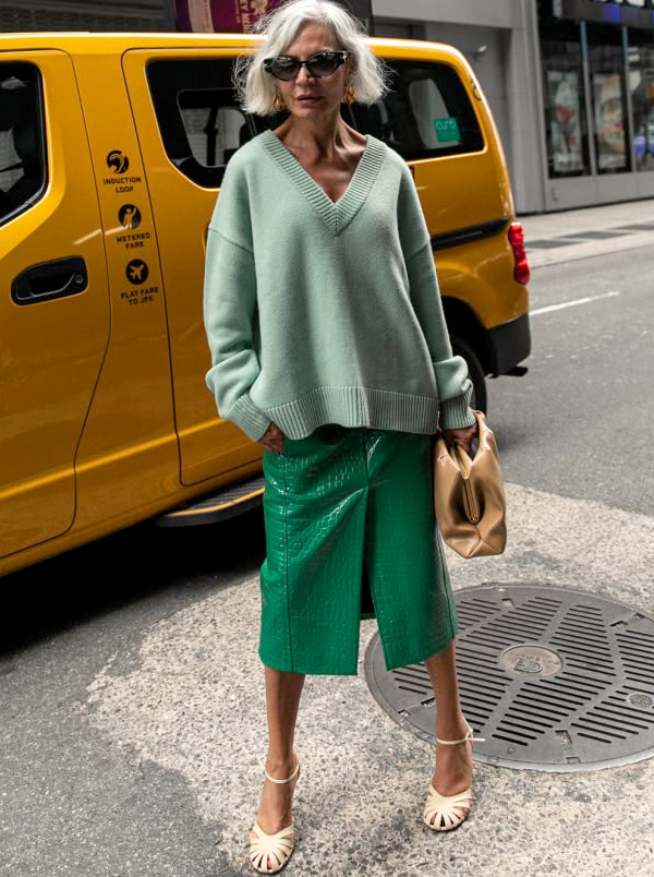Pull vert et jupe verte
