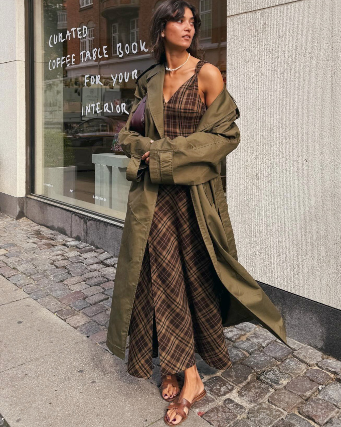 Longue robe à carreaux + trench kaki = le bon mix