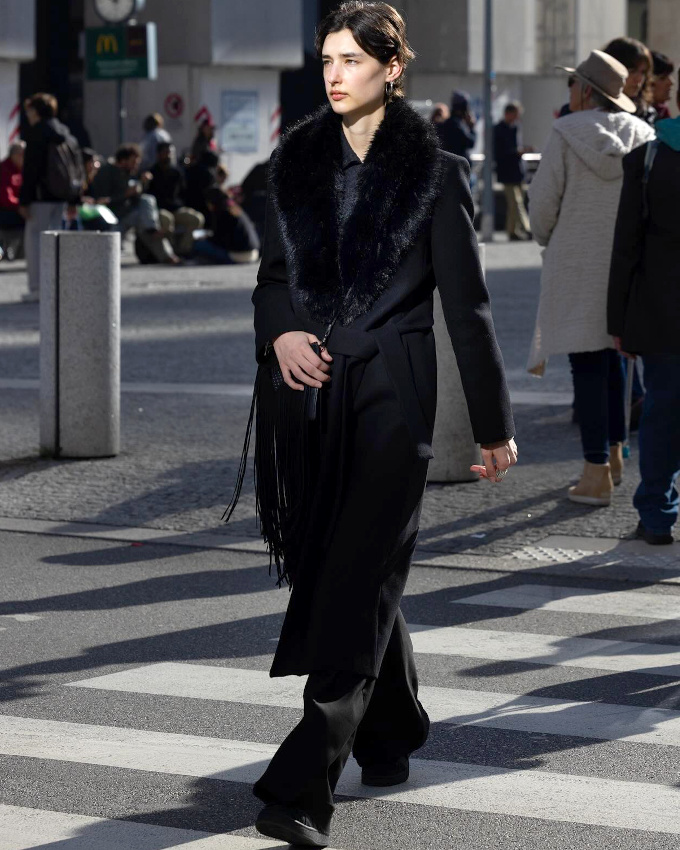 Oui au look noir jouant avec la lumière et les textures !