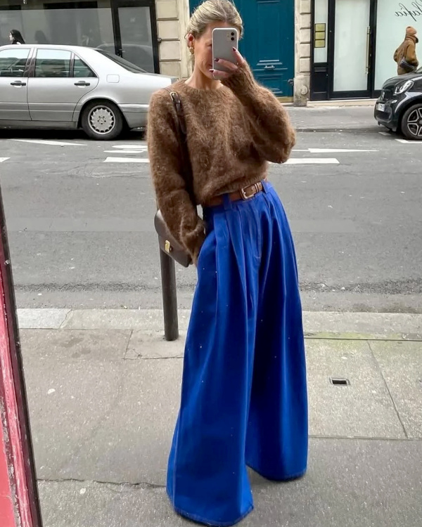 Pull marron et pantalon large bleu marine