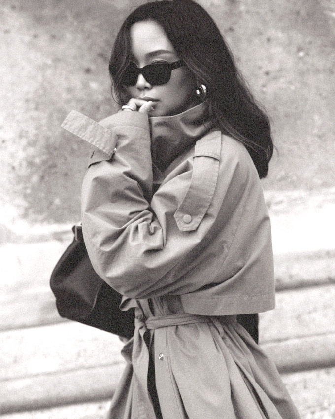 Trench + boucles d'oreilles dorées un brin épaisses = le bon mix