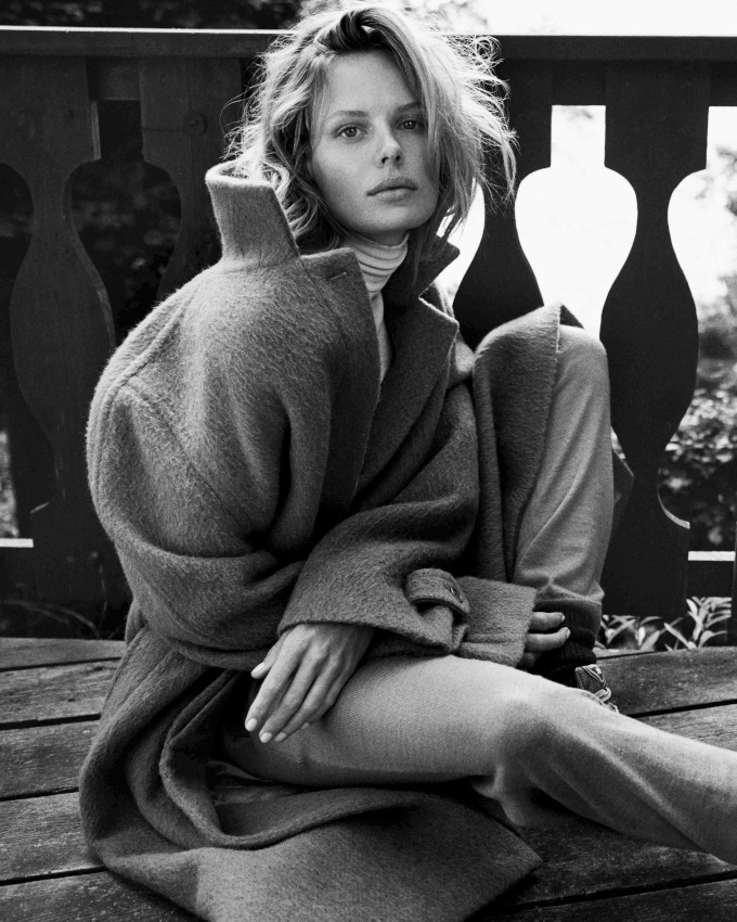 Manteau col relevé + sous-pull + coiffure désinvolte = le bon mix
