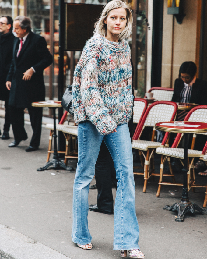 Gros pull + sandales pailletées = le bon mix