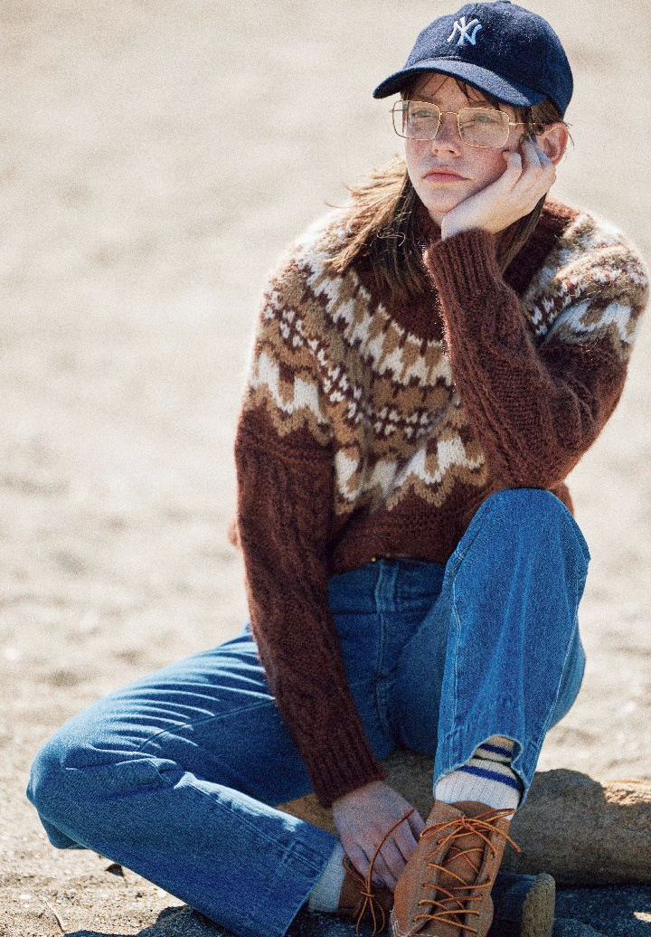 Mêlant touche sportswear et maille chaleureuse, ce look a tout bon !