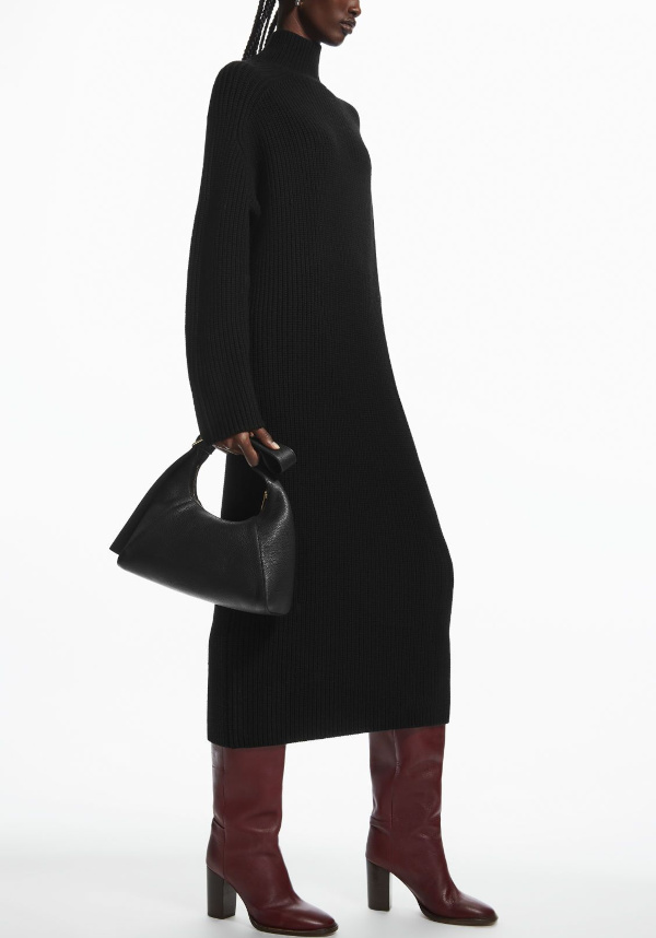 Robe longue noire et bottes violettes