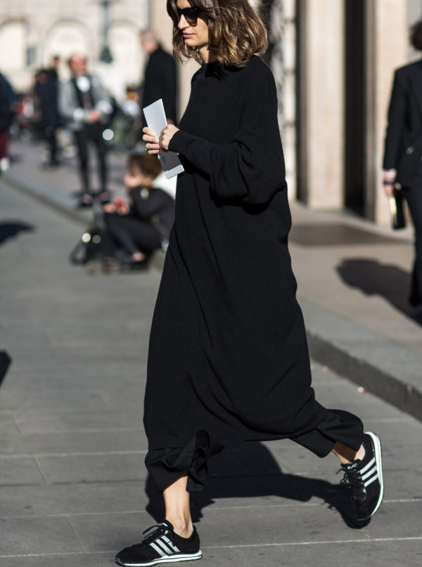 Robe noire + baskets