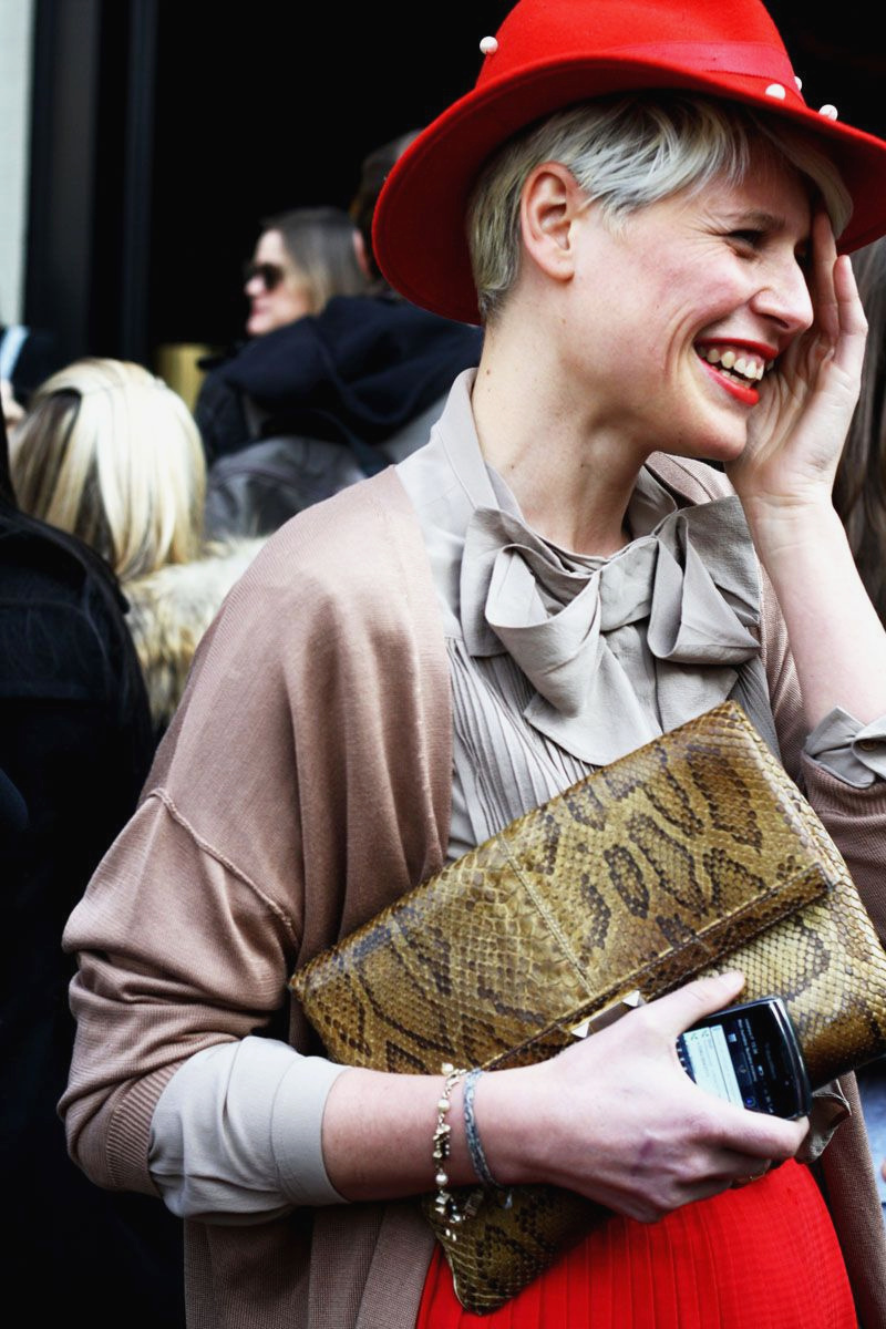 Look rétro + coupe courte + maxi sourire = le bon mix