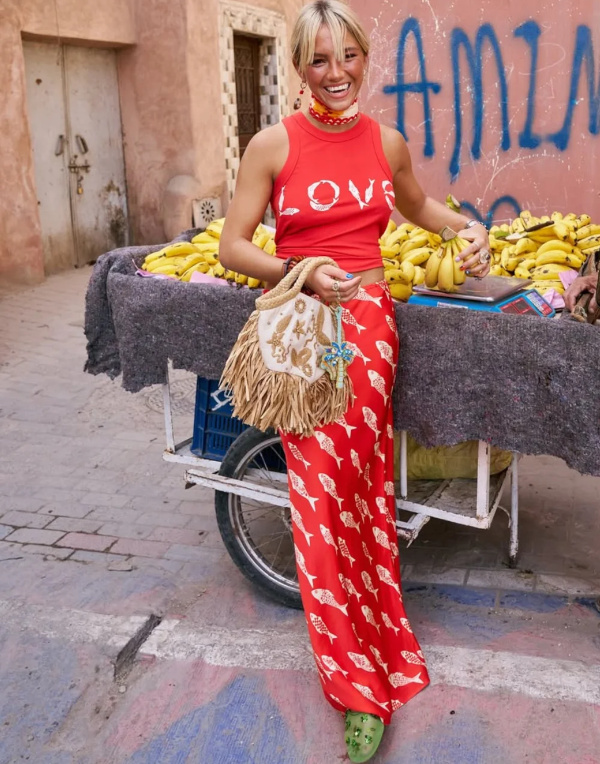 Débardeur rouge et jupe longue rouge