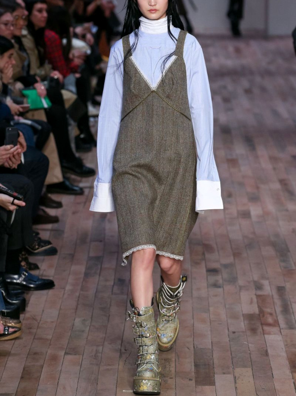 Robe sans manches et chemise bleue