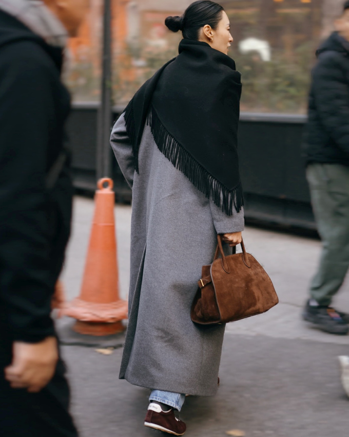Mixant élégance surannée et dégaine contemporaine, ce look a tout bon !