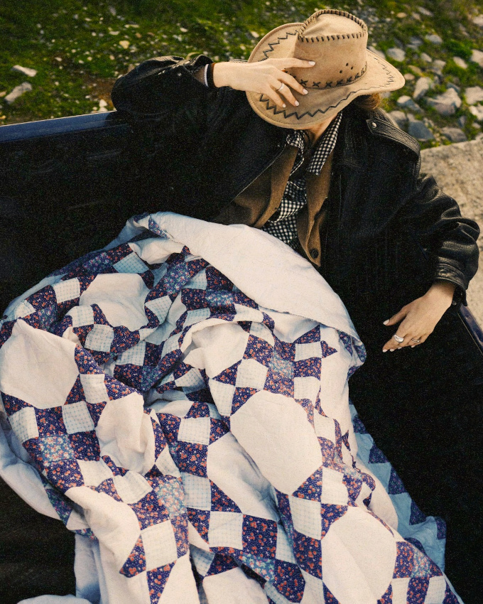 Plaid + blouson en cuir + chapeau de cow-boy = le bon mix