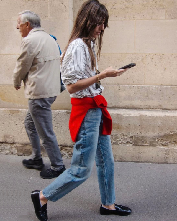 Pull rouge enroulé autour de la taille
