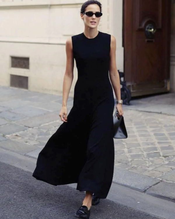 Robe longue noire sans manches