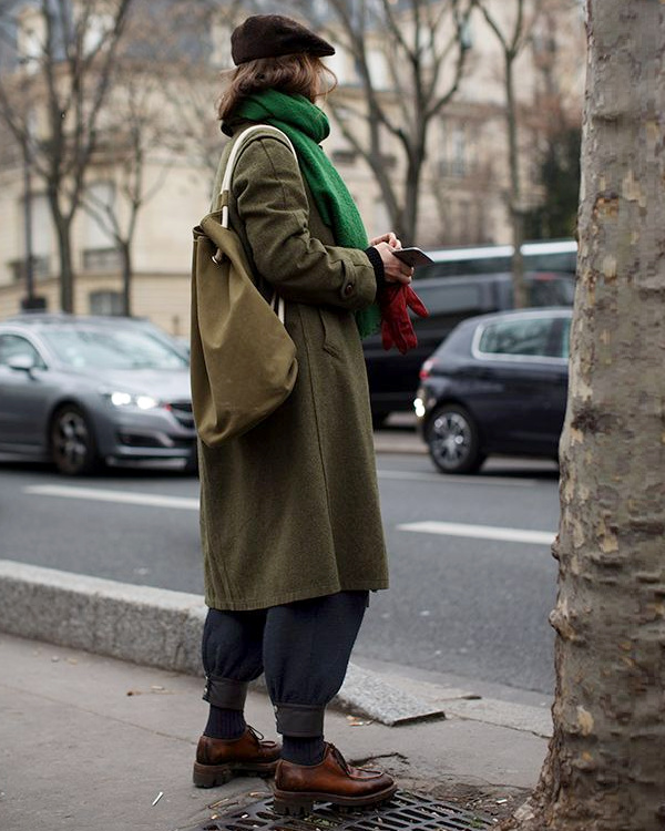 Manteau kaki + pantalon bleu marine