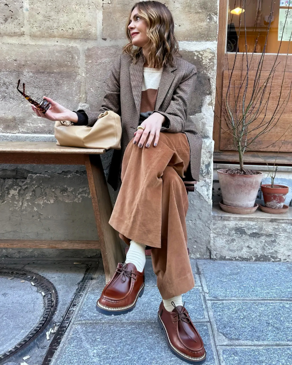 Veste marron + pantalon marron + paraboots