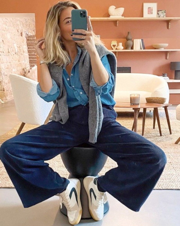 Pull gris + baskets blanches + pantalon large bleu marine