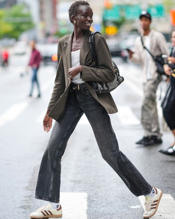 Blazer kaki + jean gris + Adidas Samba