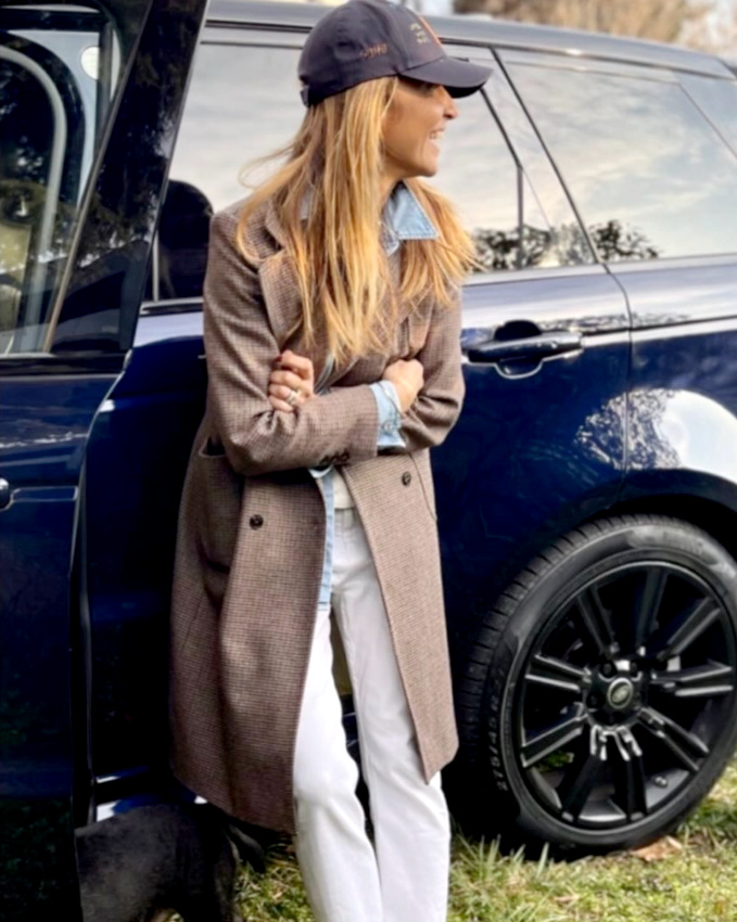 Manteau droit à petit carreaux marron + casquette bleu marine = le bon mix