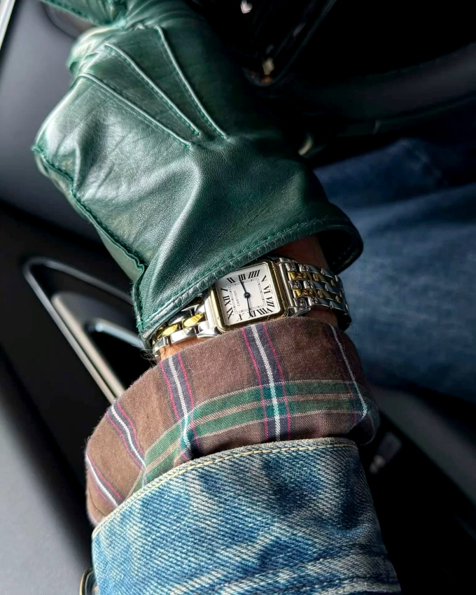 Cuir vert + montre dorée + carreaux vert et marron = le bon mix