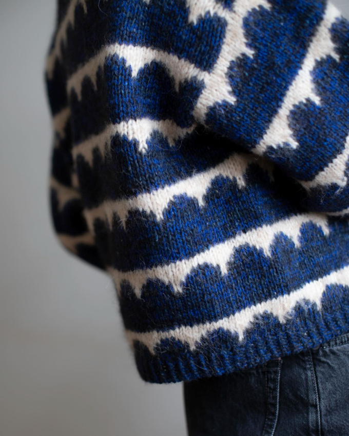 Wanted : un pull-over recouvert de petites montagnes couleur océan !