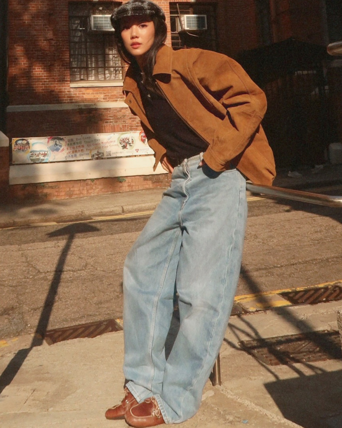 Casquette gavroche + jean large + blouson en cuir = le bon mix