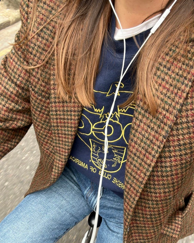 Le sweat graphique : le meilleur ami de la veste en tweed !