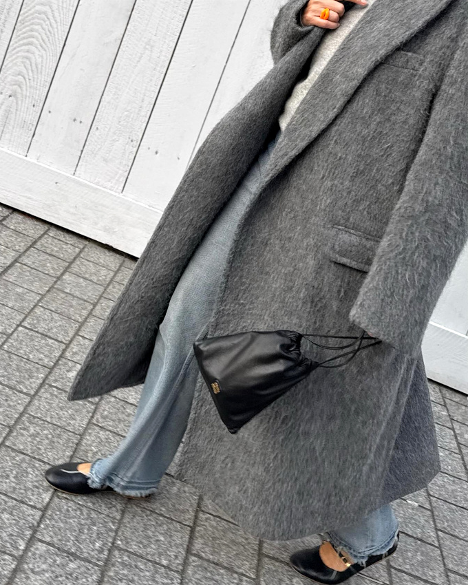 On se lasse pas du duo ballerines/pardessus oversize !