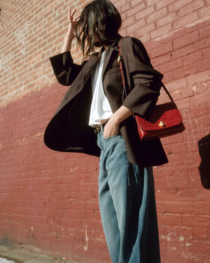 Look boyish + sac féminin = le bon mix