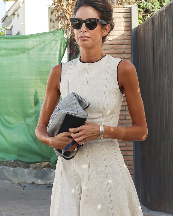 Robe blanche sans manches