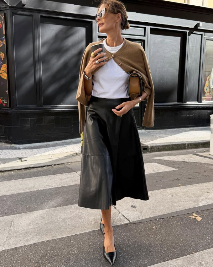 Oui à la jupe en cuir portée avec chic !