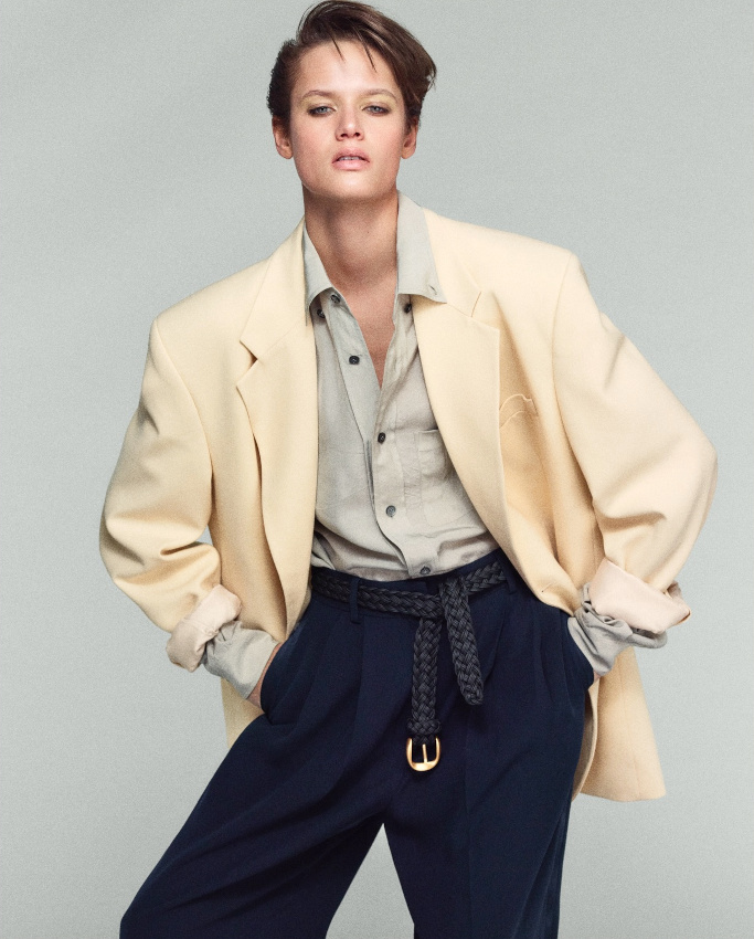 Le jaune beurre, la couleur permettant d'adoucir les carrures oversize !
