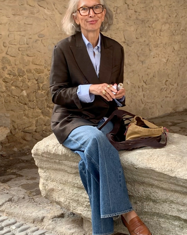 Jean large porté avec des chaussures structurées pour préserver une ligne élégante et verticale