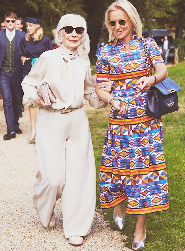 Silhouette de baptême mêlant pièces classiques et détails modernes pour une femme de 60 ans
