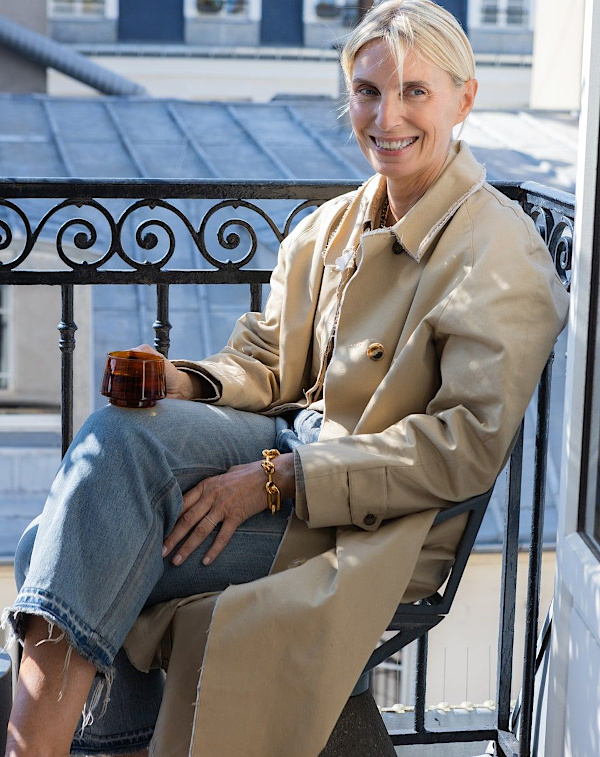 Silhouette élégante dans les rues de Paris, entre raffinement classique et modernité urbaine