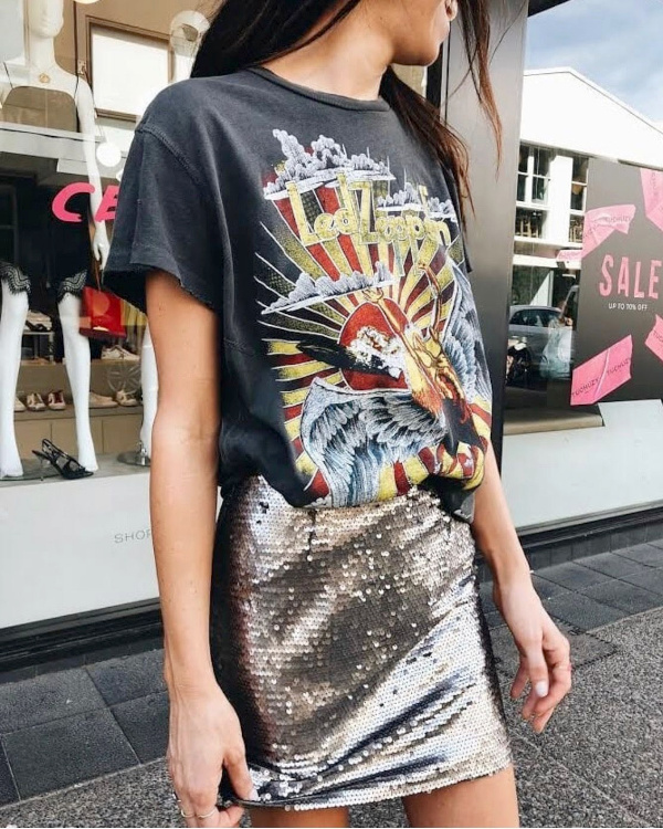 Jupe à paillettes et tee-shirt rock