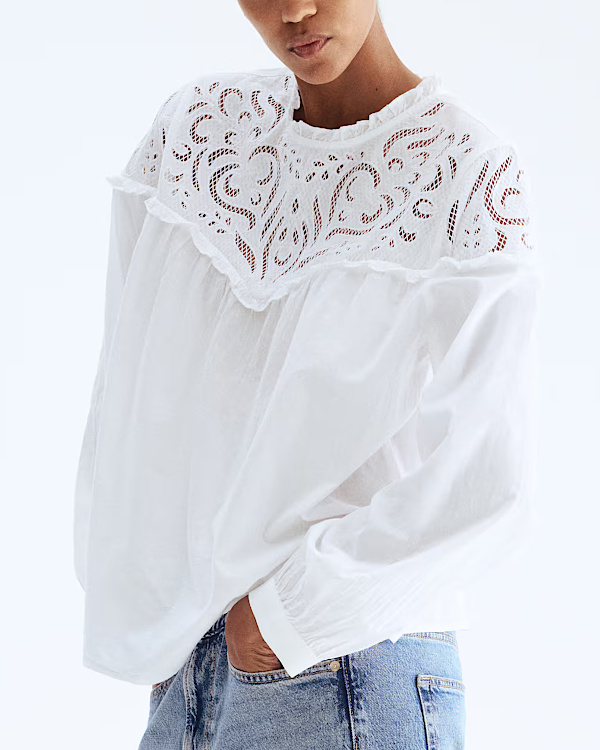 Blouse blanche romantique avec empiècement ajouré et manches longues portée avec un jean clair