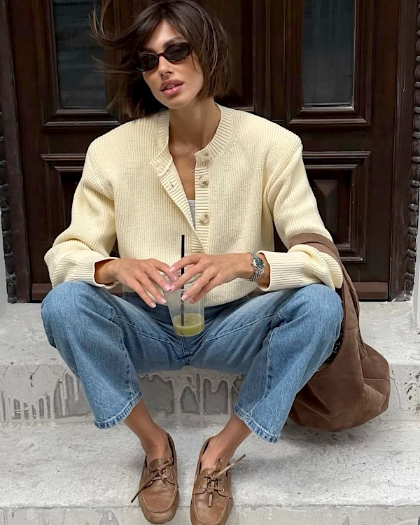 Tenue casual chic avec cardigan écru, jean droit, mocassins et lunettes de soleil