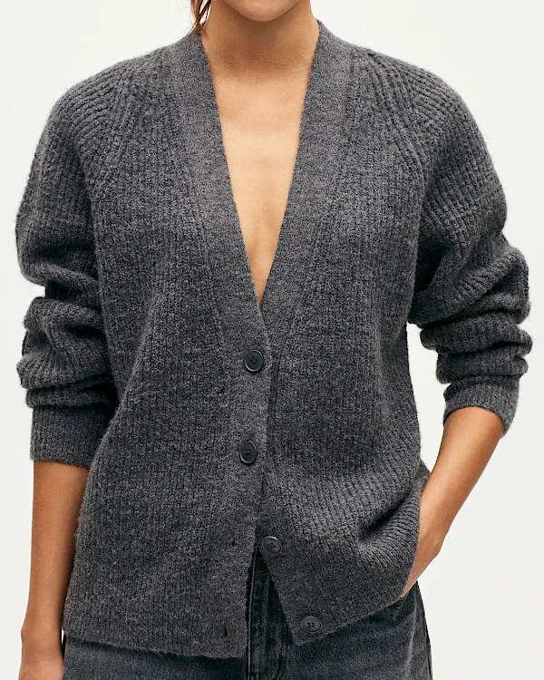 Gilet gris anthracite ample en grosse maille boutonné sur le devant