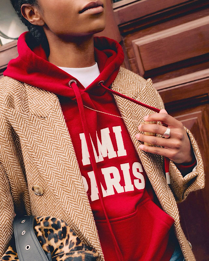 Sweat rouge + manteau à chevrons caramel + léopard = le bon mix